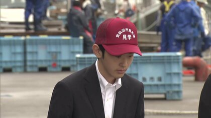 悠仁さま、気仙沼漁港の魚市場を訪問　見学用の帽子と長靴姿　秋篠宮さまと東日本大震災の被災地を視察