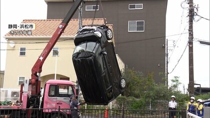 「ズドーンと行っちゃった」高齢女性運転の車がコンビニ駐車場からフェンス突き破り川に転落　静岡・浜松市