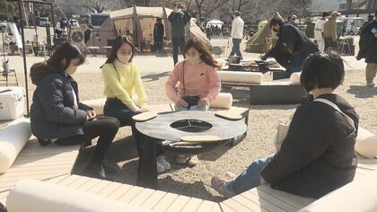 キャンプ用の“こたつのような焚き火台” 鉄製テーブルとベンチ一体に【愛知発】