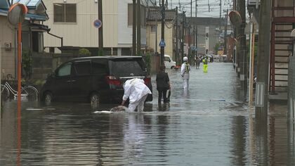 冠水した道路 歩く セール サンダル