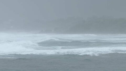 台風7号接近の奄美大島　風雨強まり高波も　航空機やフェリー欠航　生活に影響広がる