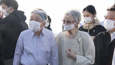 美智子さまが赤ちゃんの手を握り「元気に大きくなりますように」　上皇ご夫妻が葉山御用邸で静養　市民とふれあい