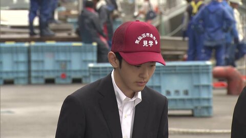 悠仁さま、気仙沼漁港の魚市場を訪問　見学用の帽子と長靴姿　秋篠宮さまと東日本大震災の被災地を視察