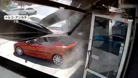 【映像】市営バスが暴走、歩行者“間一髪”車はじき飛ばし店に突っ込む瞬間　「運転手が心臓発作」証言も　トルコ