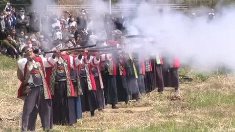 迫力満点　徳川軍・武田軍攻防の地で火縄銃の演武披露