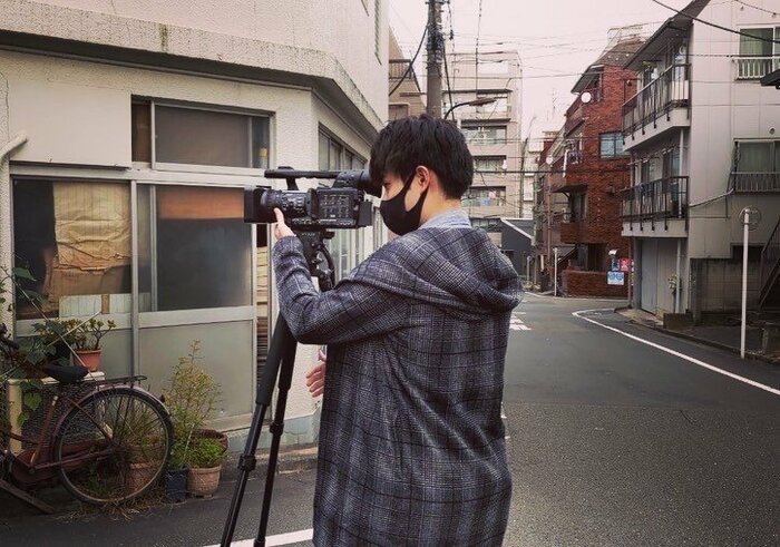 撮影前のロケハンでカメラを回す堀川監督