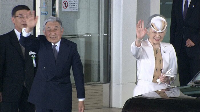 対馬丸記念館を訪問された上皇ご夫妻(2014年)