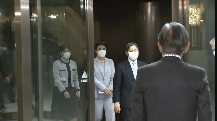東京国立博物館に到着された両陛下と愛子さま(24日)