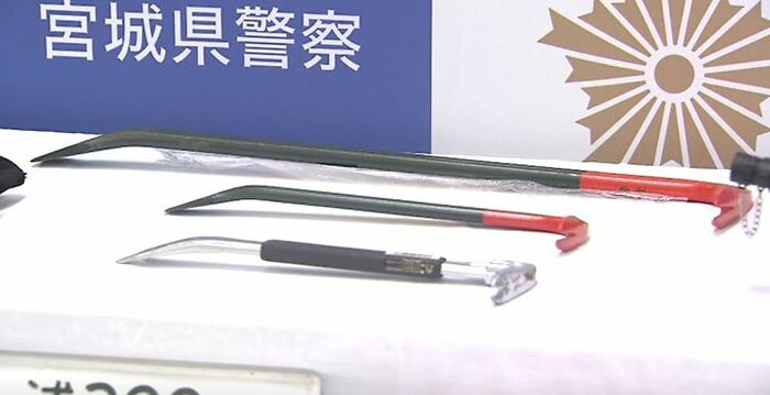 2人が使用していたとみられるバール