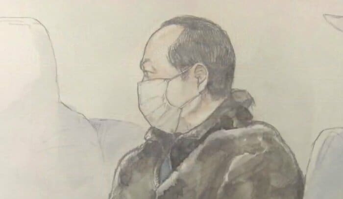 1審公判での松尾被告(法廷内イラスト)