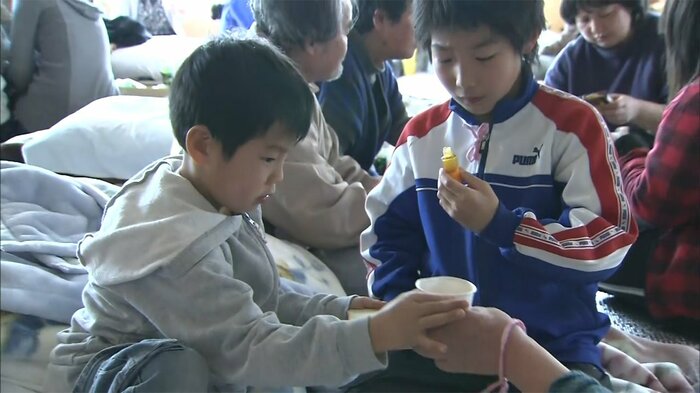 避難所で過ごす晴翔さん(当時6)と兄・佳紀さん(当時9)