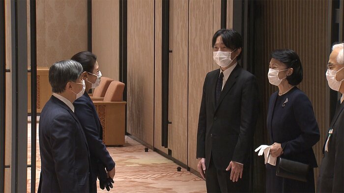 両陛下を、秋篠宮ご夫妻などが出迎えられた(20日 羽田空港)
