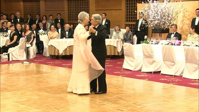 ダンスをする上皇ご夫妻と中曽根参院議員夫妻(右端)