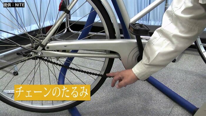 たるんだ状態のチェーン。走行を続けると、危険だ(提供:NITE)