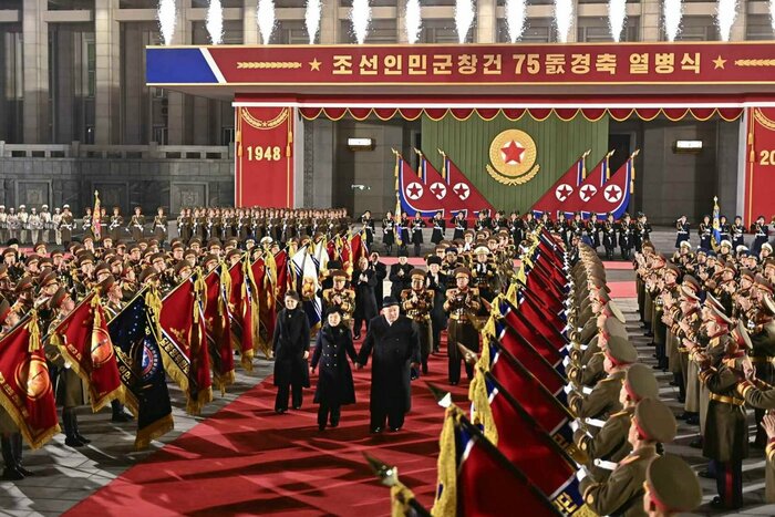 正恩氏と手をつないで歩く娘(「労働新聞」)