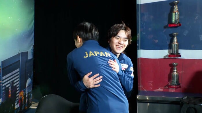 3月の世界選手権で宇野とハグする鍵山