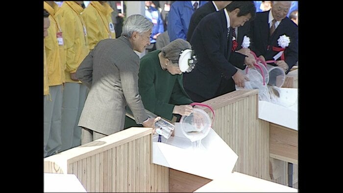 マアナゴとマコガレイを放流される両陛下