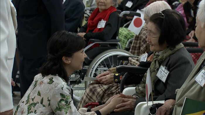 日系1世の入居者と面会された佳子さま