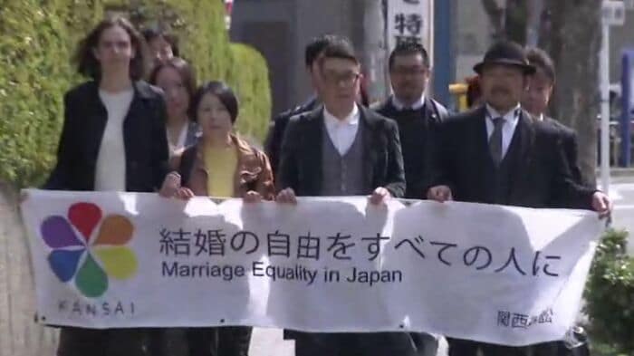 大阪高裁に入る原告たち