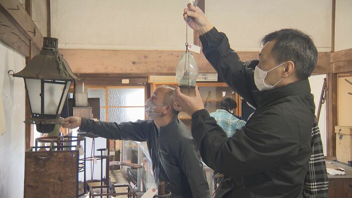 筑北村で開かれた譲渡会で「お宝」を探す