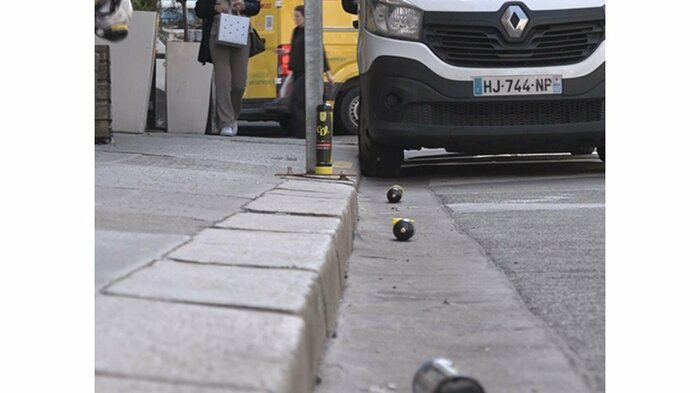 この通りには小学校も…道ばたに転がるガスボンベ