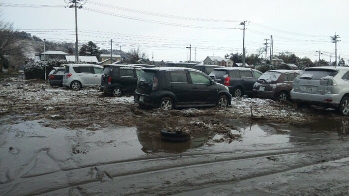 2011年3月12日に撮影した病院の駐車場。車はほとんどが廃車に(提供:真壁病院)