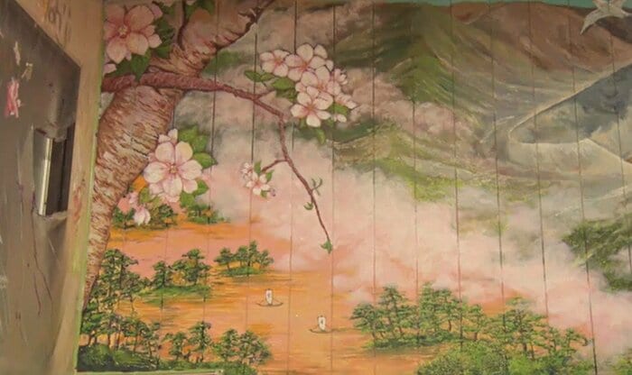 女湯側には美しい桜が描かれた