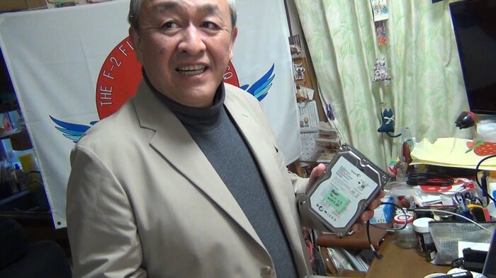 取材に応じる菅野被告