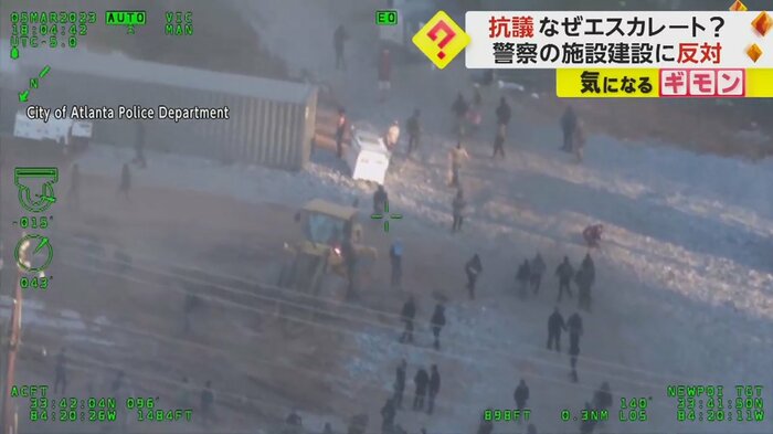 集まってくるデモの参加者