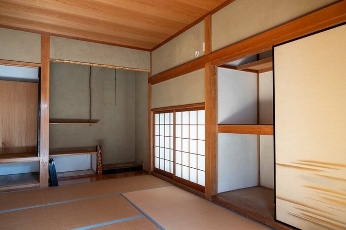 空き家の状態が続くと建物の劣化などのリスクも（画像：イメージ）