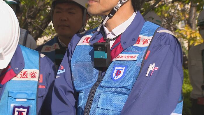 胸元には“ウェアラブルカメラ”が