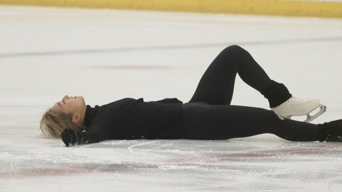 氷の上に寝そべり弱音を吐く坂本に活を入れる中野コーチ