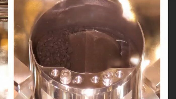 はやぶさ2のカプセル内の砂(2020年/提供:JAXA)