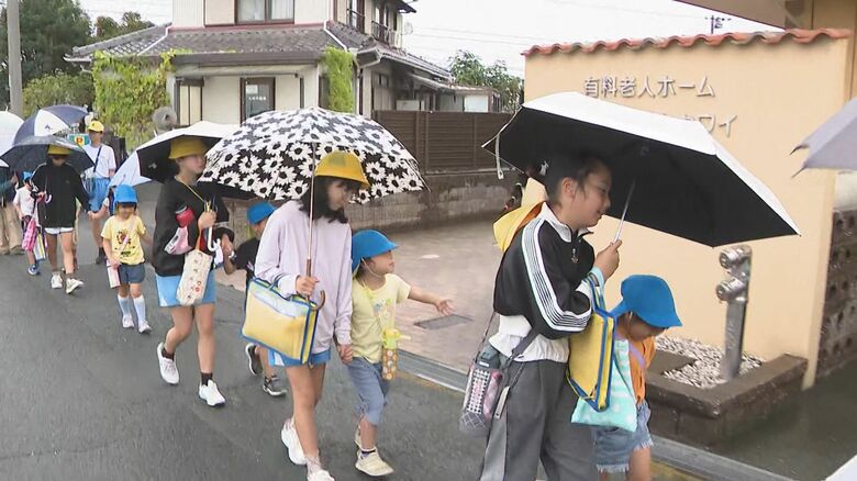 災害時に助けが必要な人に目を…小学生が地元の保育園と合同で防災学習 6年生が園児と共に避難する訓練実施｜FNNプライムオンライン