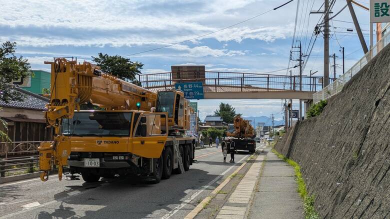 歩道橋が大きく傾く　走行中の大型トラックが接触　撤去作業のため、国道18号の県交差点～海野宿交差点が全面通行止め（29日午後3時半現在）　長野・東御市｜FNNプライムオンライン