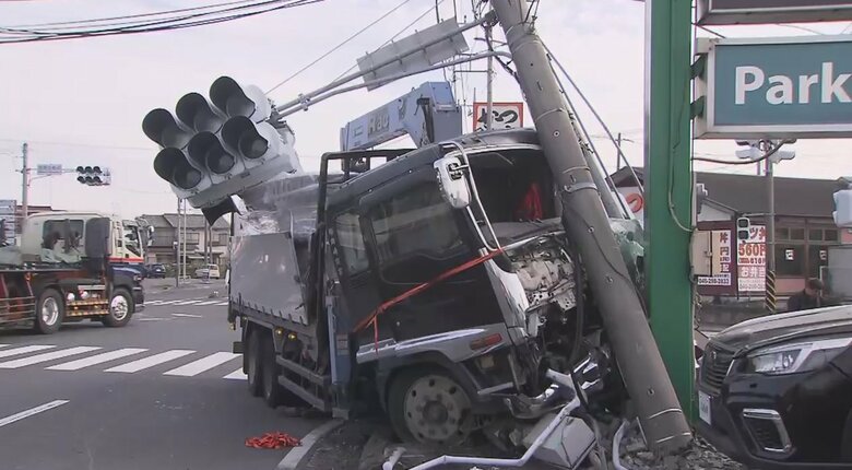 信号機と電柱が折れ…トラック同士が交差点で衝突…信号機故障で警察官が誘導　神奈川・座間市｜FNNプライムオンライン