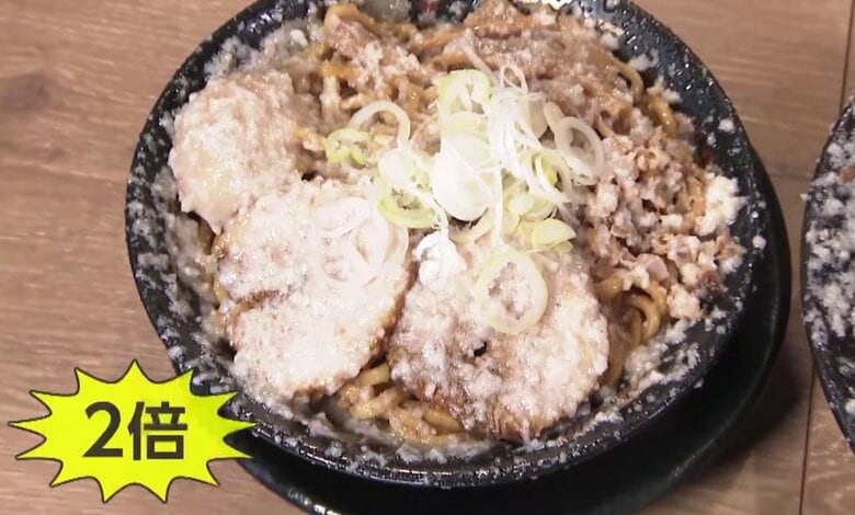 名物の“背脂”が高騰…対抗策は2倍量の「ド迫力ラーメン」値段は1杯1800円　高めの価格設定で客単価上げる狙い｜FNNプライムオンライン
