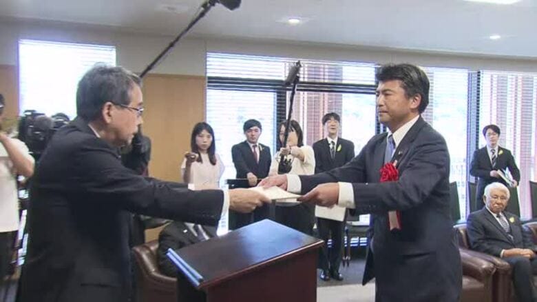 参院選で当選した自民・古賀氏に当選証書　首相退陣の動きに「まずは党の信頼回復」｜FNNプライムオンライン