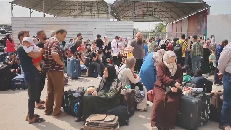 “唯一の脱出口”ラファ検問所 「私たちを放置しないで」再開待ち望むガザ住民…エジプト側には救援トラックが続々と｜FNNプライムオンライン