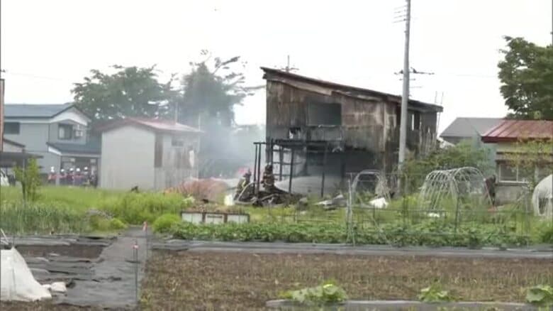 無人の作業小屋から出火し全焼　隣接する住宅の壁も焼く　不審火の可能性視野に調べ進める　秋田・大仙市｜FNNプライムオンライン