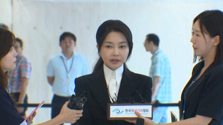 黒スーツの金建希氏“16の疑惑”に沈黙…韓国前大統領夫妻に迫る「史上初、同時拘束」包囲網｜FNNプライムオンライン