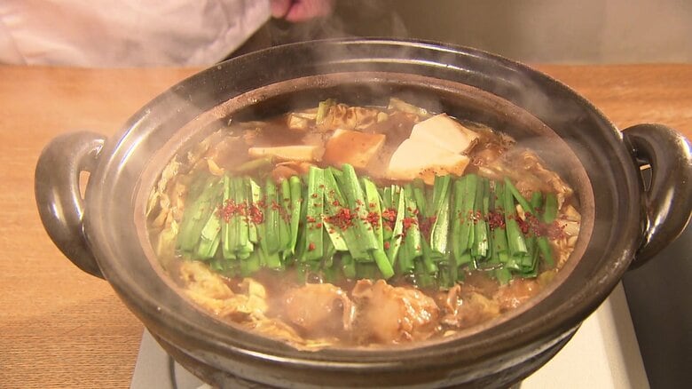 予約必須の知る人ぞ知る鍋…味噌煮込みうどんの名店『山本屋本店』の“味噌もつ鍋” シメのうどんに旨味染み込む｜FNNプライムオンライン