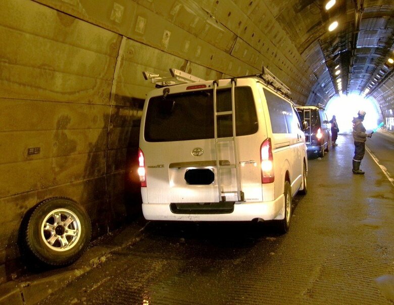 【また左側】「外れる少し前に異音があった」トンネル内でワンボックスカーの左前輪からタイヤが脱落―接触事故やケガ人なし―11月ごろ冬タイヤに交換したばかり＜北海道共和町＞｜FNNプライムオンライン