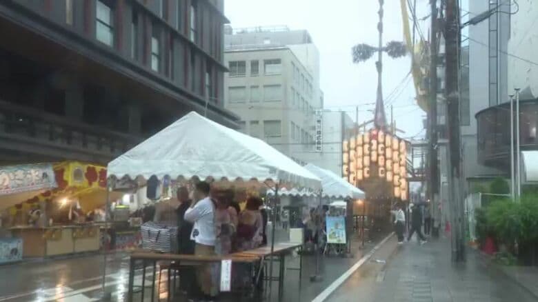 【速報】祇園祭「宵山」の京都市に『大雨警報』　鉾も雨にけぶる　雨宿りの人たちも　強い雨続く｜FNNプライムオンライン
