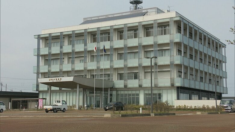 1階居間が火元か　75歳女性が重傷の住宅火災　隣家にも延焼　富山・射水市｜FNNプライムオンライン