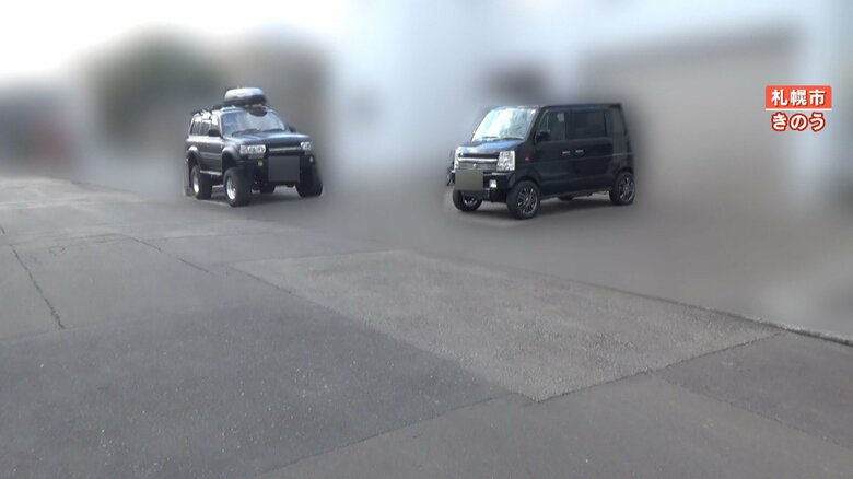 容疑者の自宅前に止められている2台の車