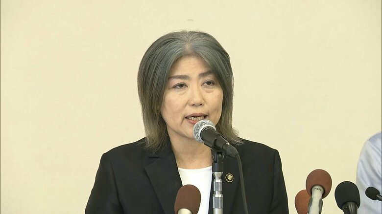 会見に臨む田久保市長