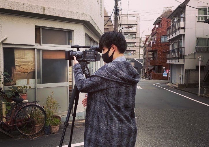 撮影前のロケハンでカメラを回す堀川監督