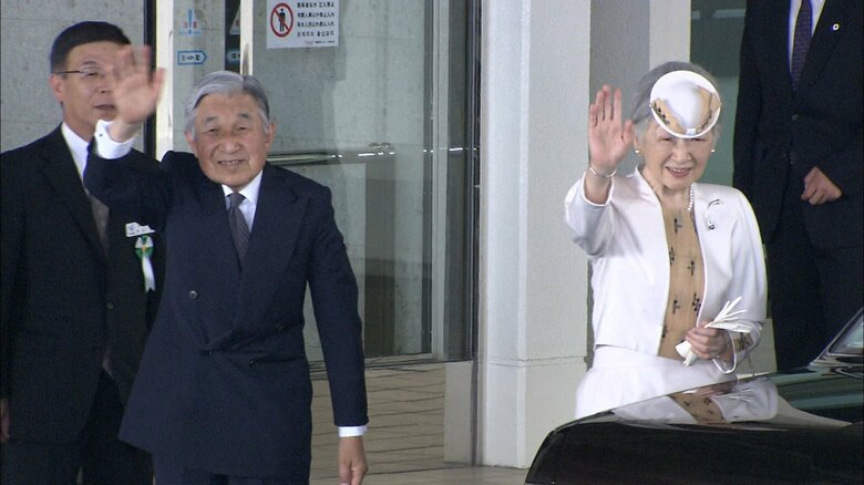 対馬丸記念館を訪問された上皇ご夫妻（2014年）