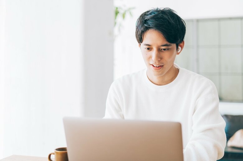 話しはじめは手を挙げると聞いてもらいやすい（画像：イメージ）